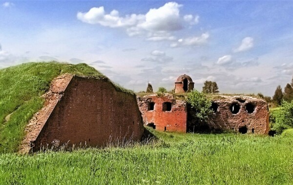 В ЛАБИРИНТАХ ВРЕМЕНИ